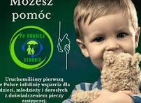 Plakat przedstawia twarz dziecka trzymające misia, logo infolini z informacją o pomocy dla rodzin zastęczych