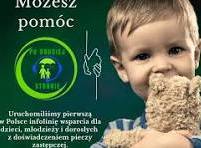 Plakat przedstawia twarz dziecka trzymające misia, logo infolini z informacją o pomocy dla rodzin zastęczych